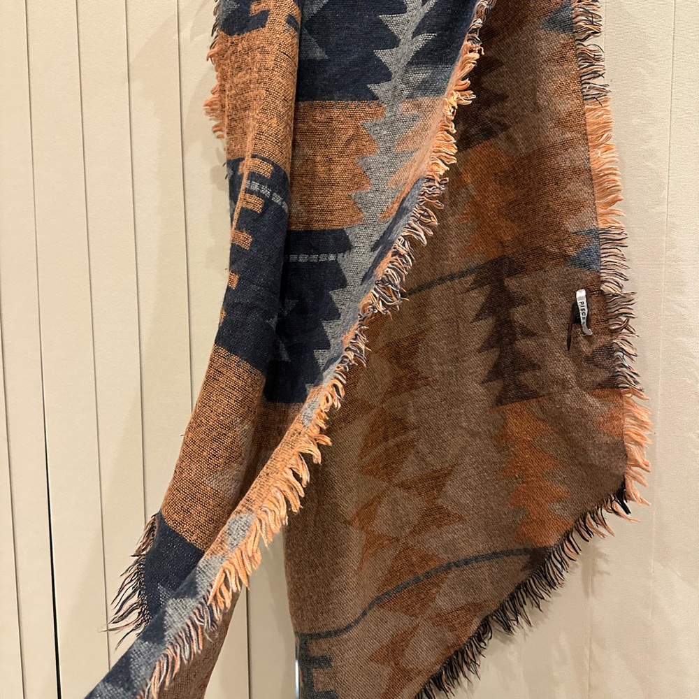 Geometric Patterned Shawl - image 4